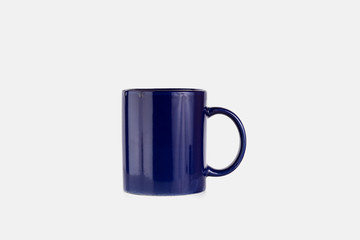 Taza azul sobre fondo gris