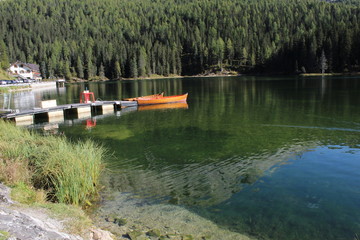Naklejka premium boat on the river (water,lake,mountain,blue,nature,travel,acqua,lago,montagna,barca,natura,viaggio)