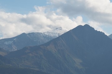Fototapeta premium Góry wokół Zell am See w Austrii z chmurami