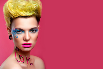 Obraz premium Beautiful girl look in pop art style with inscription love