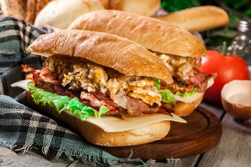 Ciabatta sandwich with smoked bacon and eggs