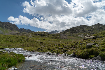 Fluss in den Alpen Bergbach mit Bergen 