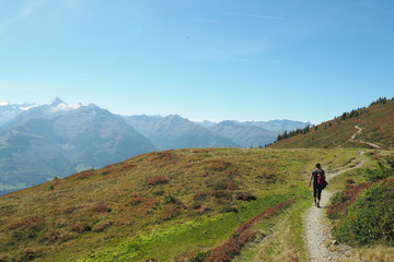 Fototapeta na wymiar Wandern auf der Schmittenhöhe mit Blick auf das Kitzsteinhorn