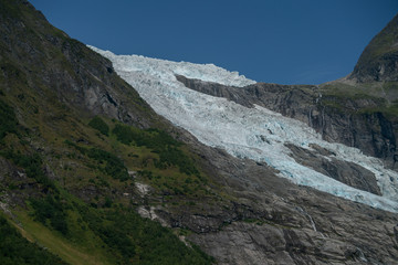 Gletscher in Norwegen im Nationalpark mit blauem Himmel und Eis 
