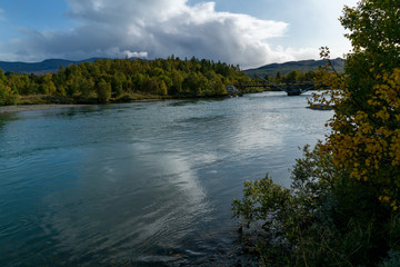 Holzbrücke in Norwegen im Herbst die über einen Fluss ragt
