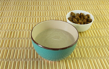 Cream soup of mushrooms with dry bread and parsley