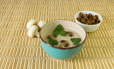 Cream soup of mushrooms with dry bread and parsley