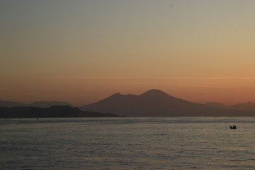 Lever de soleil sur la baie de Naples et le Vésuve (Naples / Italie)