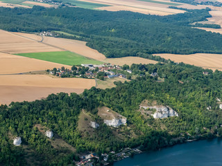 Fototapeta na wymiar vue aérienne de falaises près des Andelys dans l'Eure en France