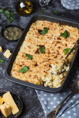 american Mac and cheese, pasta in cheesy sauce