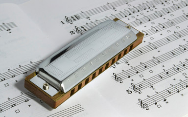 Diatonic harmonica on a staff