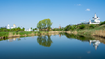 Fototapeta na wymiar Suzdal. Pokrovsky monastery on the banks of the Kamenka river.