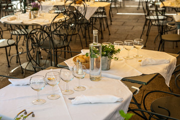 Gedeckte Tische in einem Restaurant in Avignon