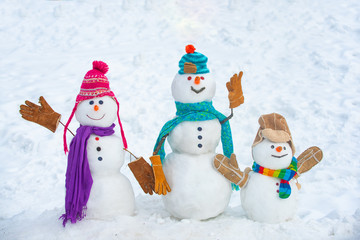 Obraz premium Winter time scene. Snowmen. Christmas background with snowman. Christmas snowman close up with scarf. Snowman in snow forest.