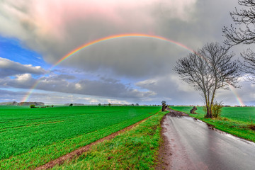 Aprilwetter mit Regenbogen in der Uckermark