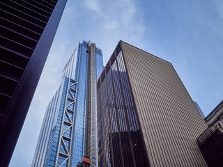 Obraz premium Architectural lines in the Big Apple, New York, two skyscrapers, one brown and the other blue with an elevator outside