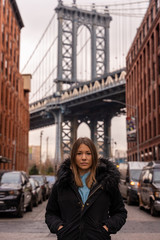 Fototapeta na wymiar portrait of a tourist in front of the Manhattan bridge in new york