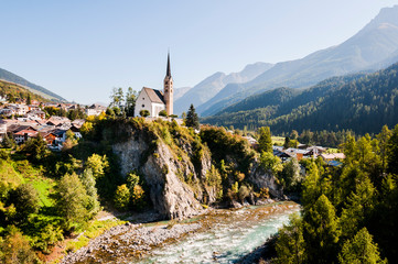 Scuol, Kirche, Inn, Fluss, Inntal, Engadiner Dorf, Unterengadin, Alpen, Wanderweg, Nationalpark,...