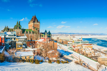 Fototapeta premium Piękny widok na stare miasto Quebec z Chateau Frontenac, tarasem Dufferin i rzeką św. Wawrzyńca zimą
