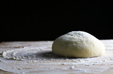 Fototapeta na wymiar Pasta fresca pronta per la cottura isolata su tavolo di legno infarinato