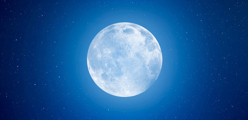 Blauwe volle maan tegen melkwegstelsel &quot Elementen van deze afbeelding geleverd door NASA&quot 