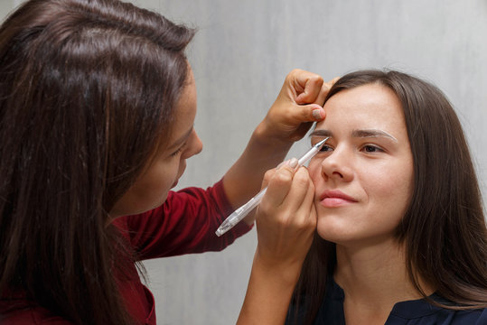 The wizard creates the contour of the clients eyebrows before the procedure.