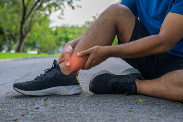 Young healthy man runner  injured their knees from running.