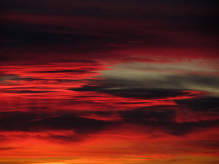 atardecer rojo naranja intenso
