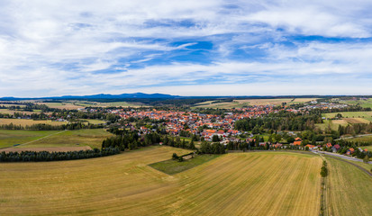 Obraz premium Luftbildaufnahme Hasselfelde Stadt Oberharz am Brocken im Harz