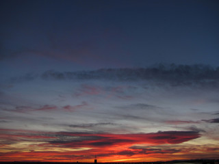 atardecer rojo intenso hermoso