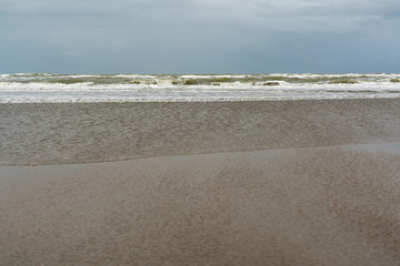 Kleine Wellen am Strand von De Haan, Belgien, Europe