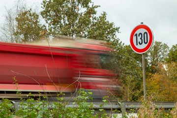 Tempo 130 Schild an der Autobahn, Geschwindigkeitsbegrenzung