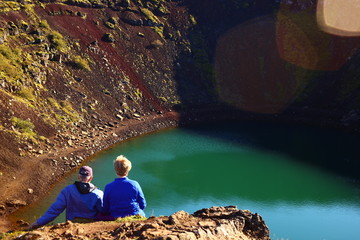 Crater Kerid en Islandia desde vista alta en un amanecer