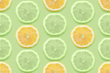 Modèle sans couture de fruits avec tranche de citrons sur fond abstrait pastel vert.