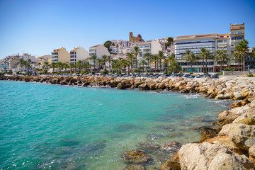 Fototapeta premium ALTEA, SPAIN - OCTOBER 4, 2019: Beautiful houses in Altea with tourist attractions and turquoise sea