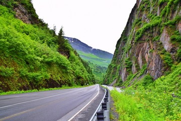 Fototapeta premium Bridal Veil Falls road - Alaska 