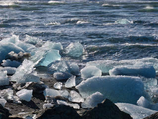 Das Eis vom Gletscher am Diamantenstrand in Island