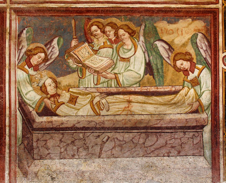 gli angeli seppelliscono Caterina sul Monte Sinai. Storie di Santa Caterina d'Alessandria; affresco esterno della  chiesa di Santa Caterina a Breien (Val di Tires, Bolzano)