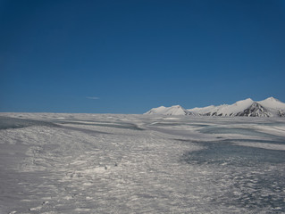 Eine Gletscherwanderung in Island bei Sonnenschein