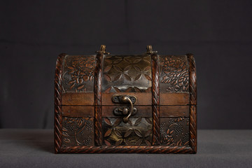 adorno antiguo aislado