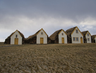 Renovierte Torfhäuser in dem Kirchdorf Glaumbaer