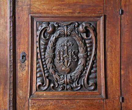 monogramma di Cristo sull'anta di un mobile; Castel Trostburg presso Ponte Gardena (Bolzano)