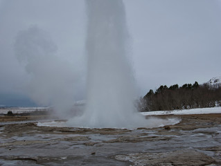 Ausbruch vom Geysir in Island mit hoher Fontäne