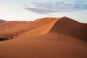 Fototapeta na wymiar Sand Dune with edge in Hidden Vlei Sossuvlei Namibia