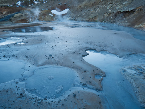Schlammloch im aktiven Geothermalgebiet von Island
