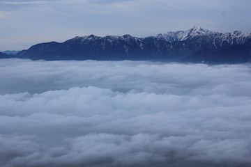 雲海に浮かぶ山々