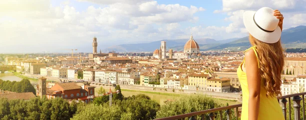 Photo sur Plexiglas Florence Belle femme dans la ville de Florence, lieu de naissance de la Renaissance. Bannière panoramique avec jolie fille profitant de la vue sur la ville de Florence en Toscane, Italie.