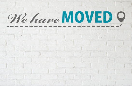 We have MOVED と書かれた煉瓦壁
