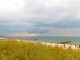 Fototapeta na wymiar Wetterwolken über den Strand der wunderschönen Ostseeküste das älteste Seebad Deutschlands