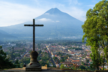 Del mirador del Cerro de la Cruz se ven la ciudad de Antigua y el volcán de Agua en Guatemala.
